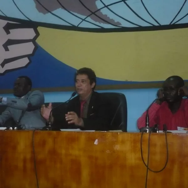 Sidi El Moctar in the Middle with journalists