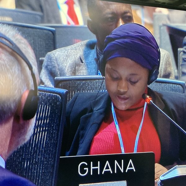 Nakeeyat Dramani,, une jeune militante écologiste de 10 ans lors d'une plénière à la COP 27 en Egypte