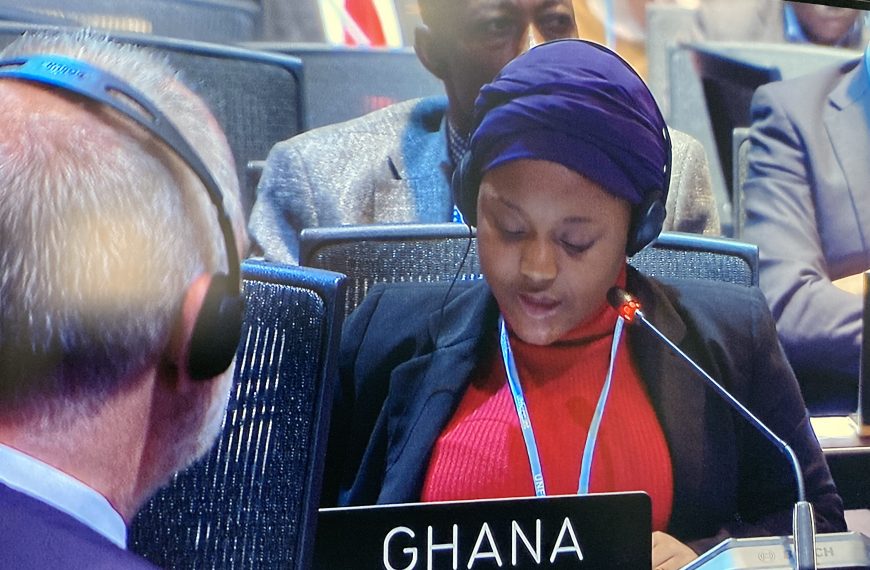 Nakeeyat Dramani,, une jeune militante écologiste de 10 ans lors d'une plénière à la COP 27 en Egypte