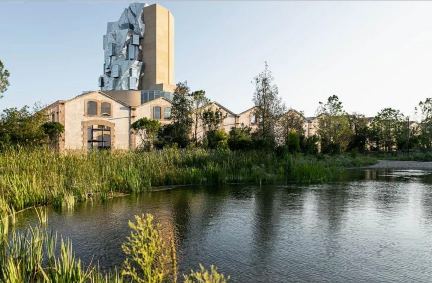 Landscaped park-Arles